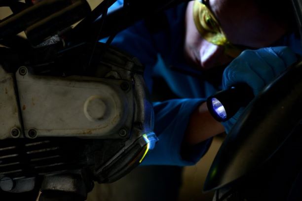 紫外線手電筒檢測機械發動機潤滑油泄漏